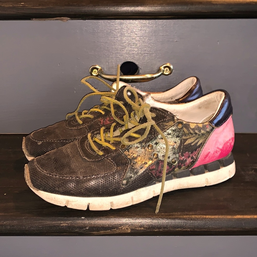 AS 98 Italian leather sneakers!